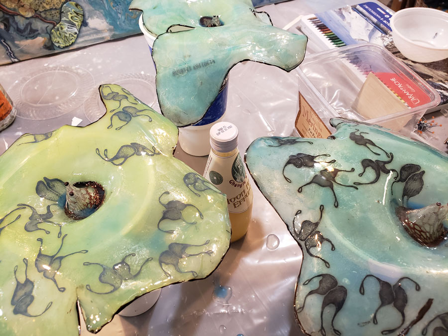Coating flowers for the lantern with art resin